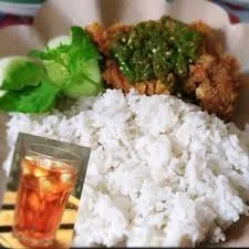 Ayam geprek sambal ijo nasi lalap esteh anget 