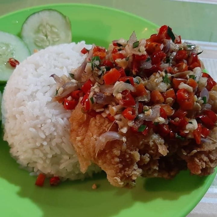 Ayam geprek sambal matah 