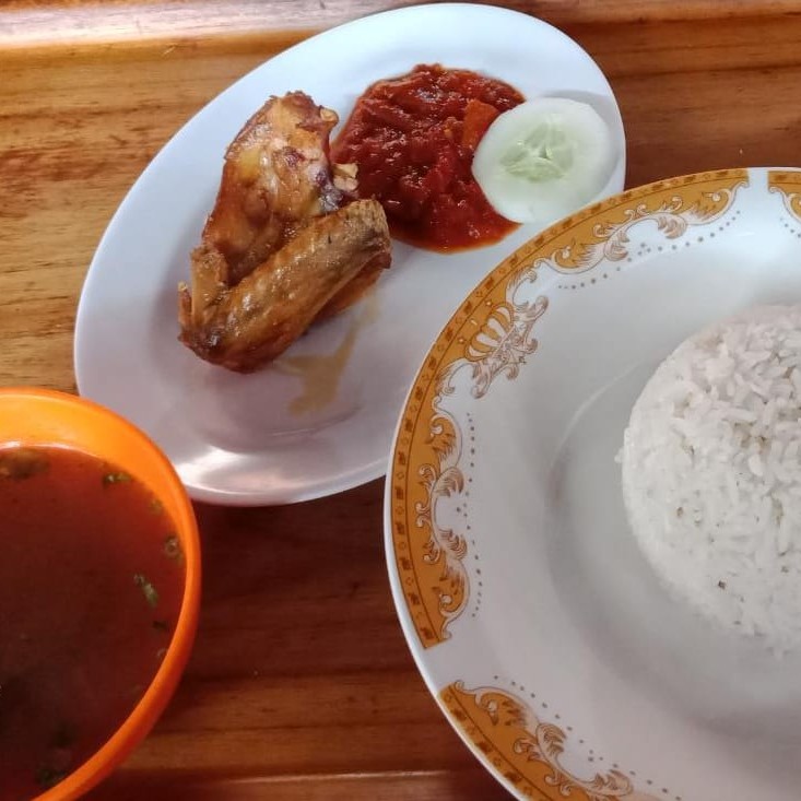 Ayam goreng kampung plus nasi