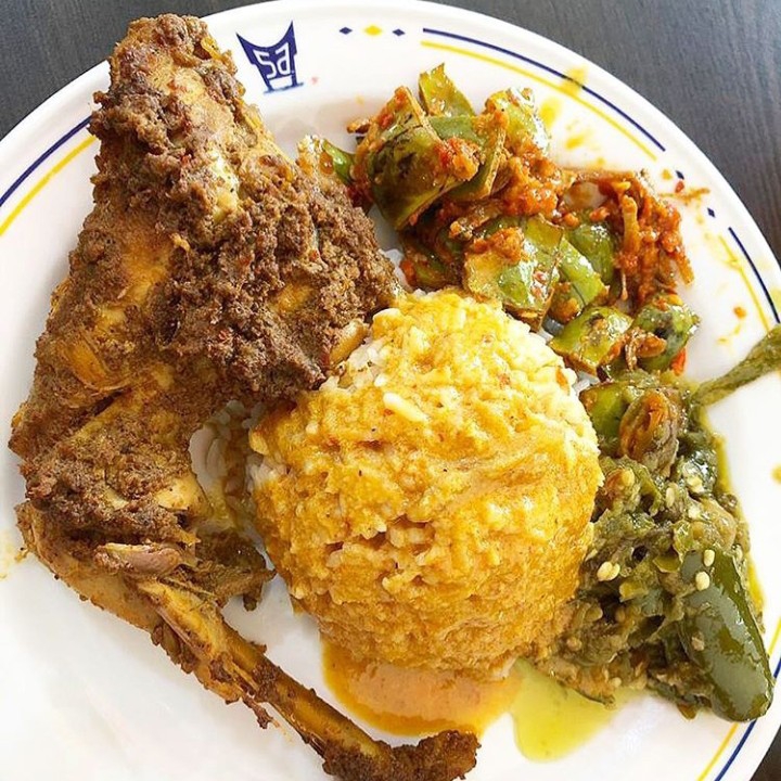 Ayam goreng panas dan nasi