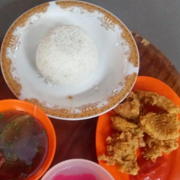 Ayam goreng tanpa tulang  plus nasi