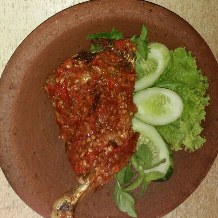 Ayam penyet sambal merah 