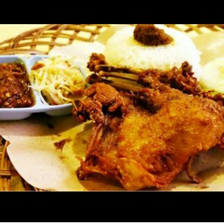 BEBEK GORENG SINJAY PAKAI NASI