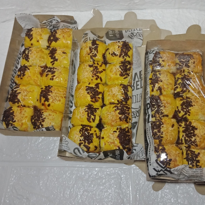 BOLEN PISANG COKLAT KEJU