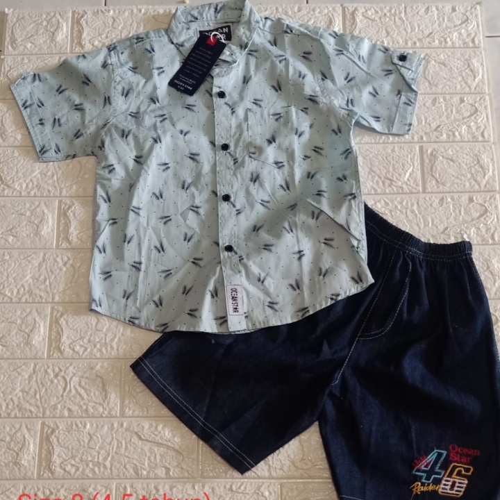  baju  kaos switer kemeja  dan celana  jeans panjang  dan 