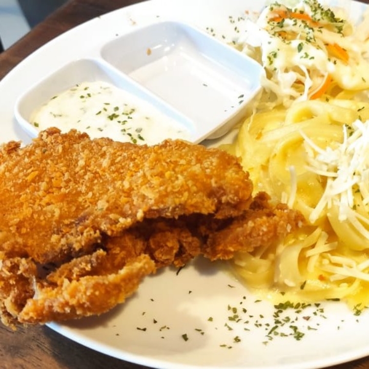 Battered Dori With Fettucine Alfredo