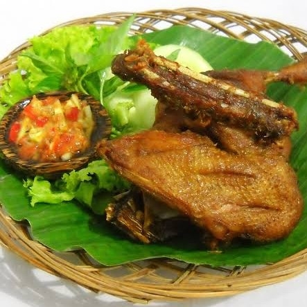 Bebek Goreng Plus Lalapan