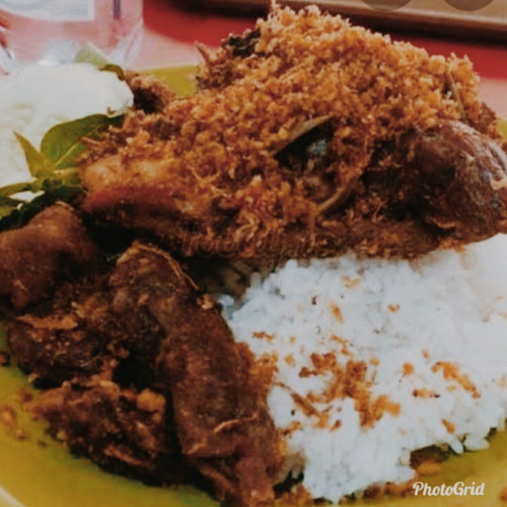 Bebek Goreng Spesial Serundeng Muda