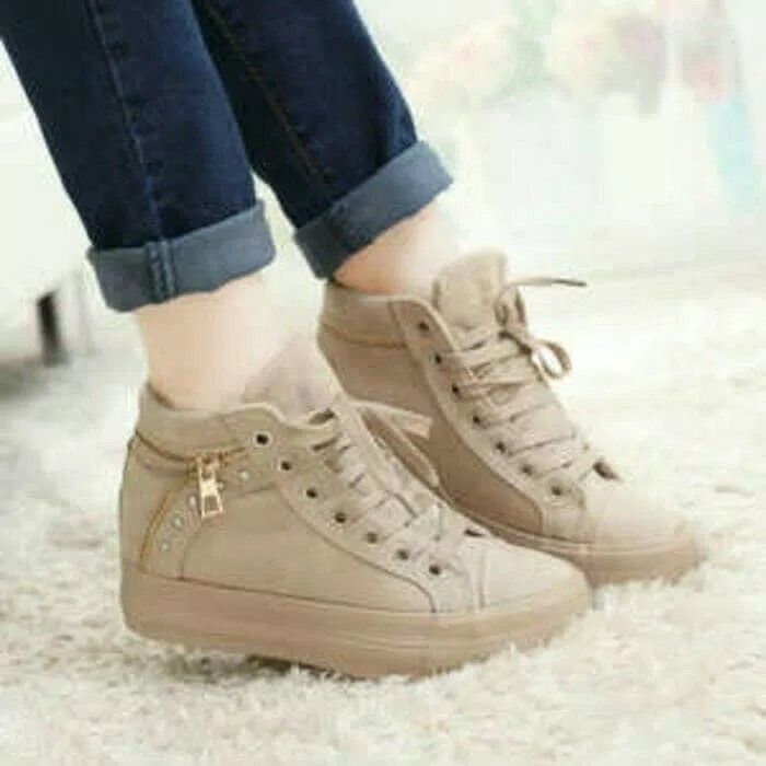 Boots R001 Cream VM13