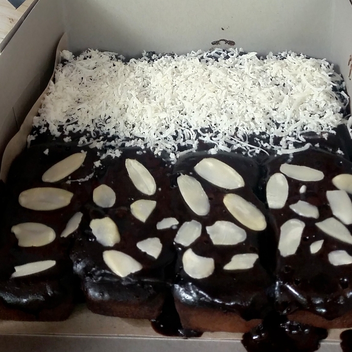 Brownies Meleleh Keju Almond