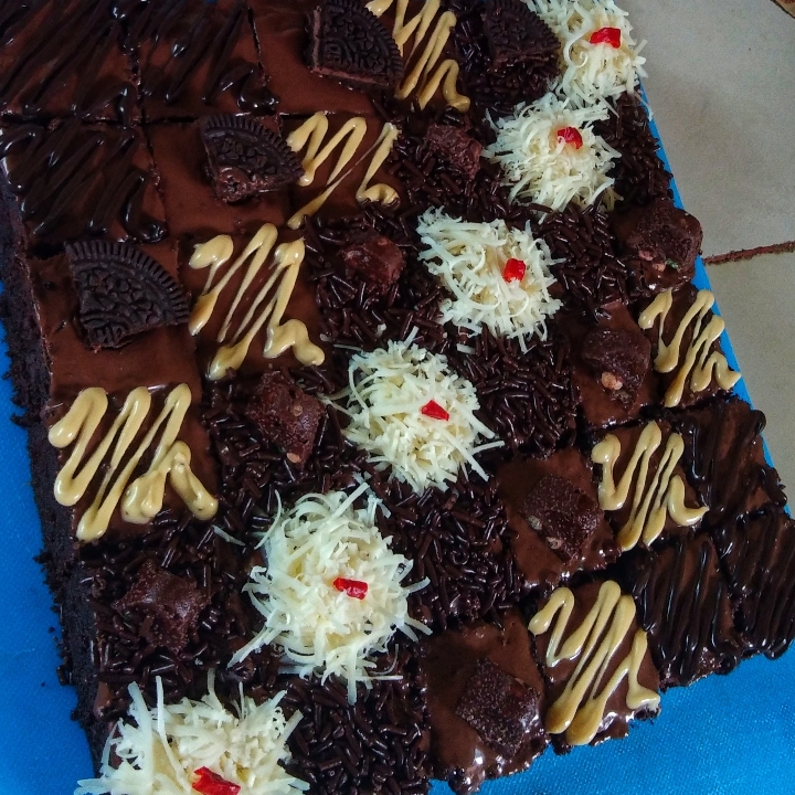 Brownis Potong Varian Rasa Coklat Dan Topping