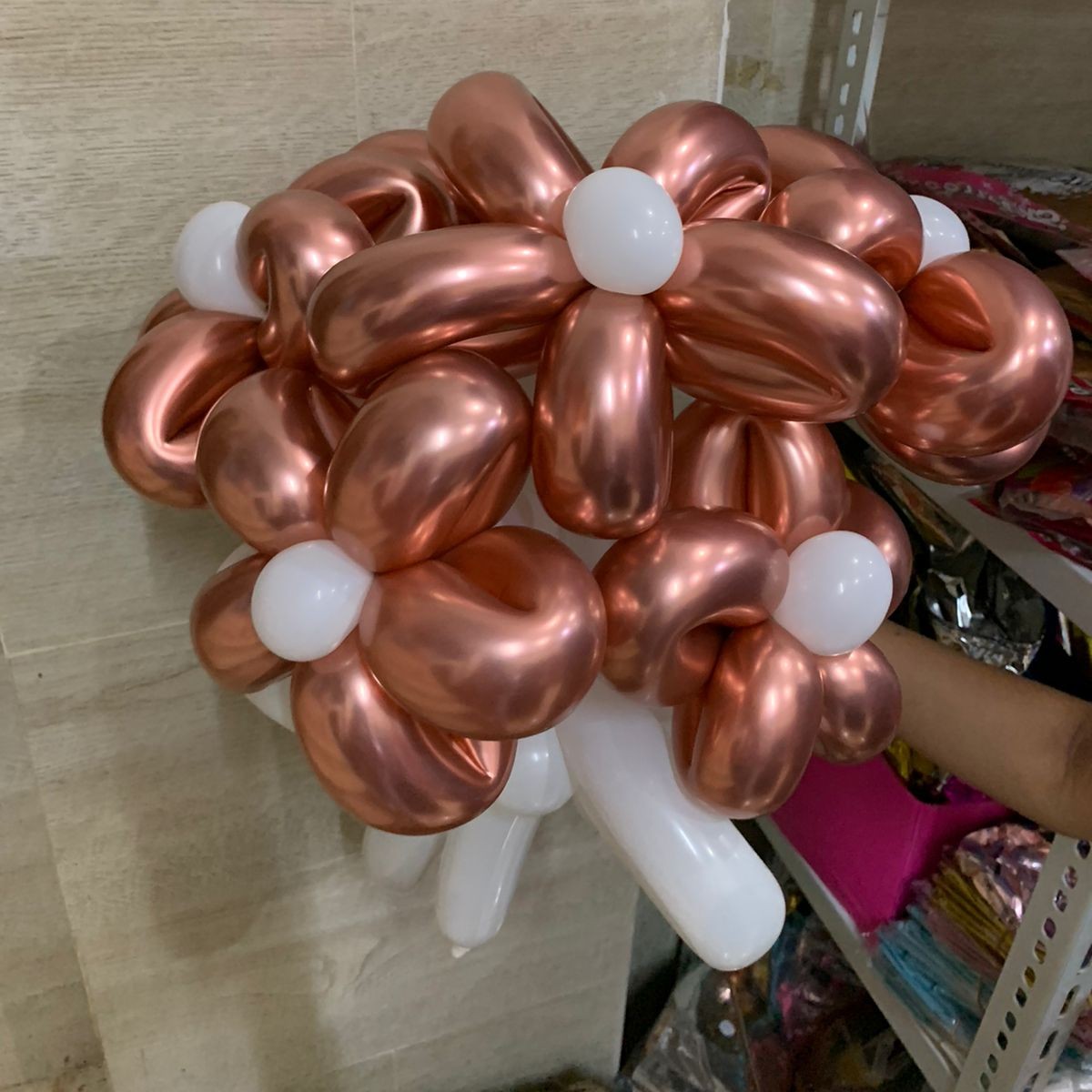 Buket Balon Bunga Twist Putih Rose Gold