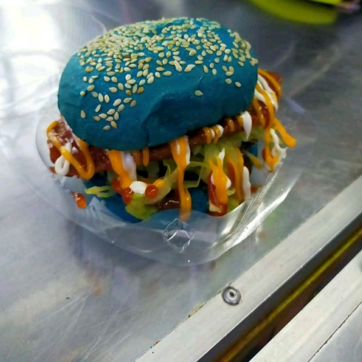 Burger Pelangi Komplit