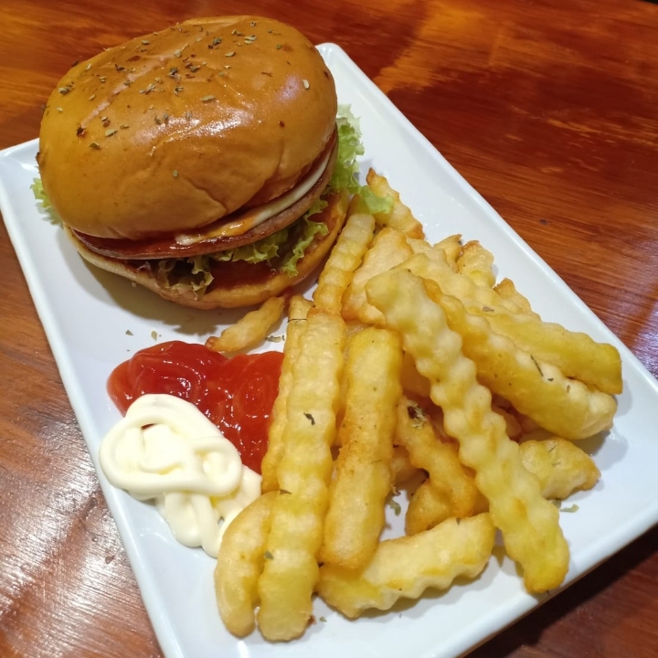 Burger Ayam dan Kentang Goreng