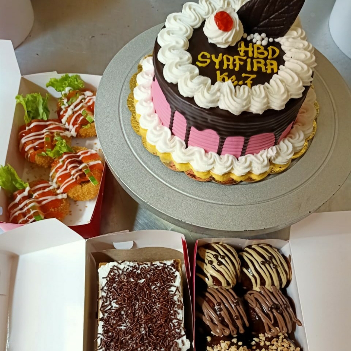 CAKE ULTAH KOMPLIT