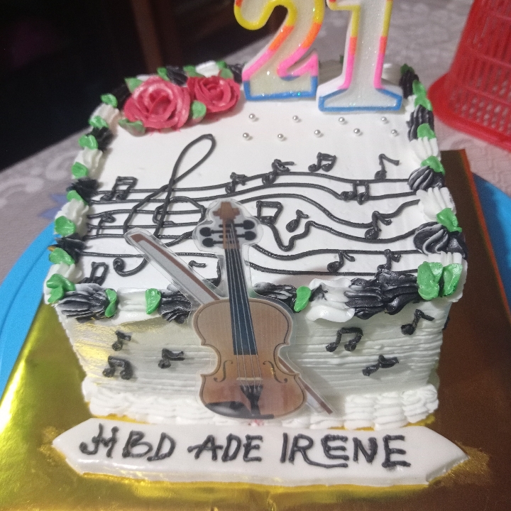 Cake ultah Music