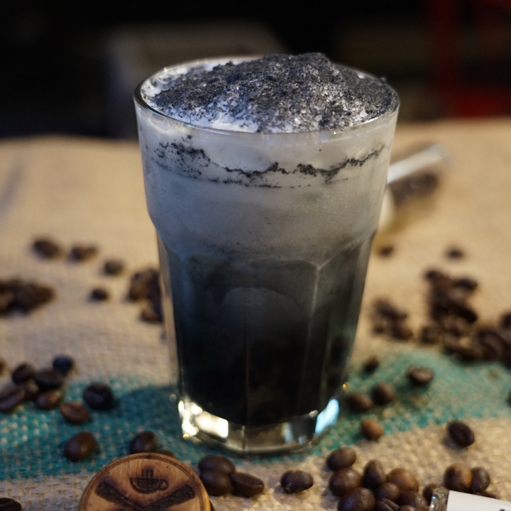 Charcoal Milk Es