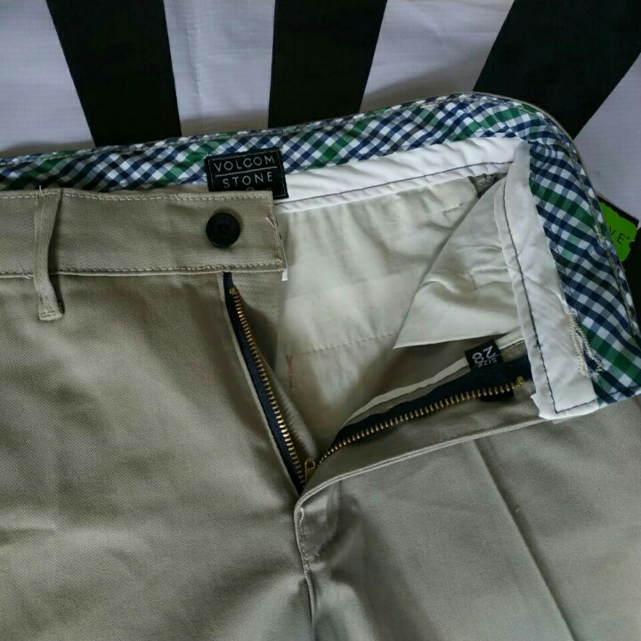 Chinos Pendek Volcom 3