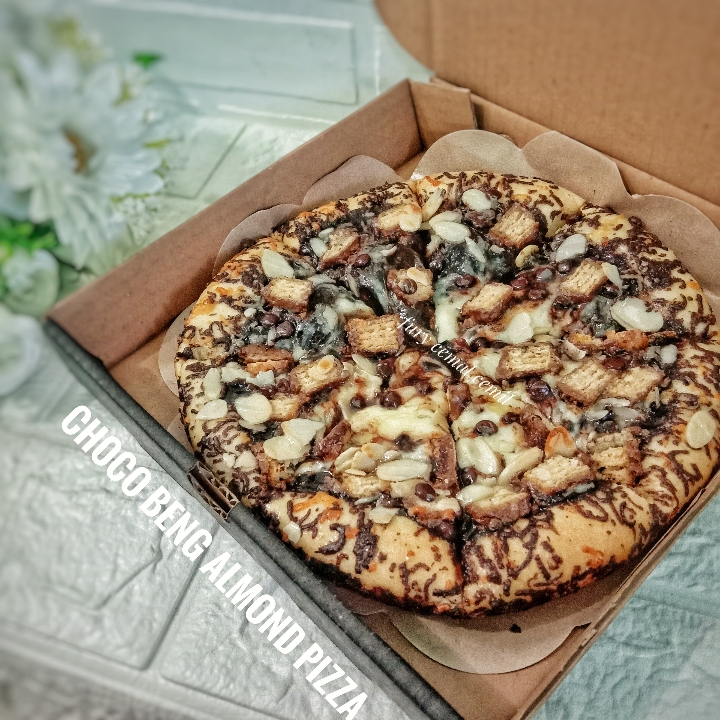 Choco Beng2 Almond Pizza 