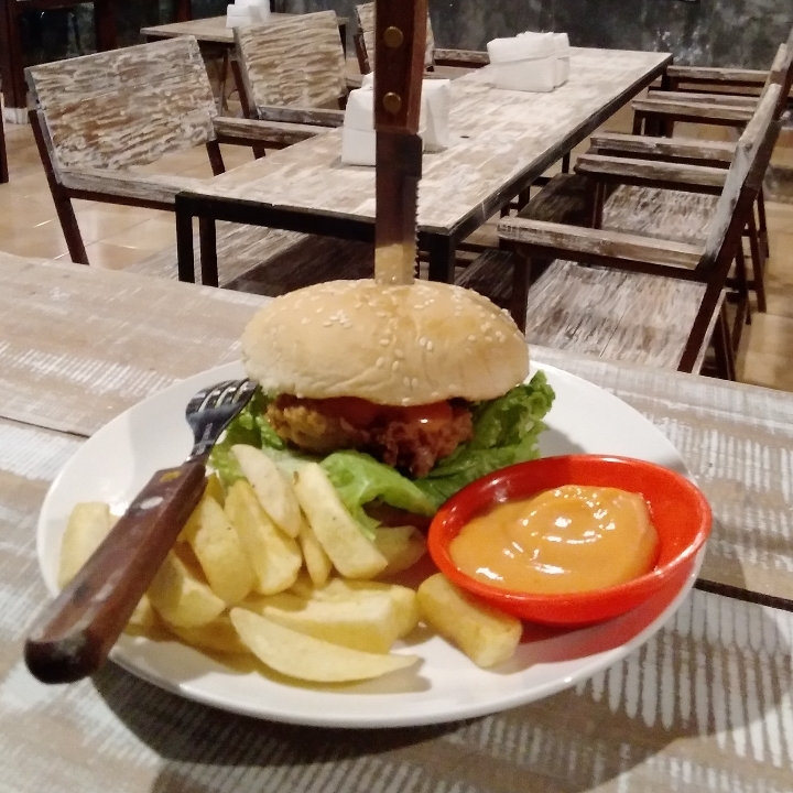 Crispy Chiken Burger dengan Kentang Creamy Mushroom