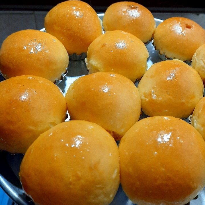 Custard Thai Tea Bread