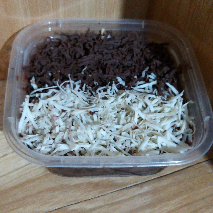 Dessert Box Krim Coklat Topping Coklat Batangan Serut Dan Keju