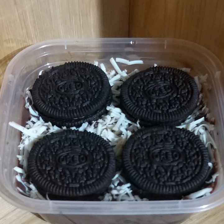 Dessert Box Krim Keju Dengan Topping Keju Dan Oreo