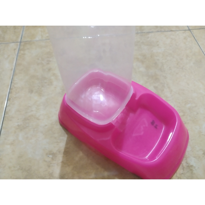 Dispenser Makanan dan Minuman Kucing