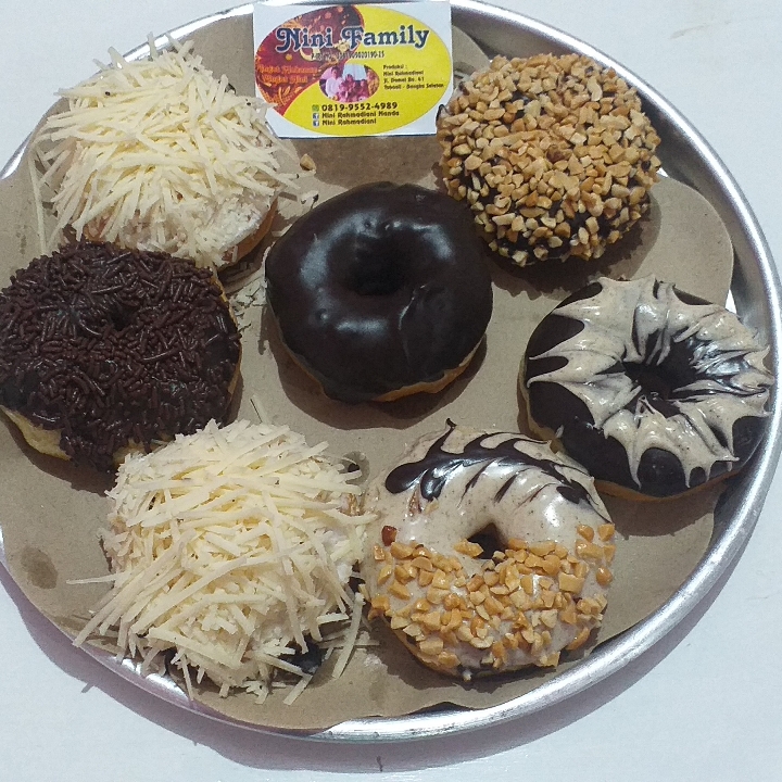 Donat Ala Nini Family