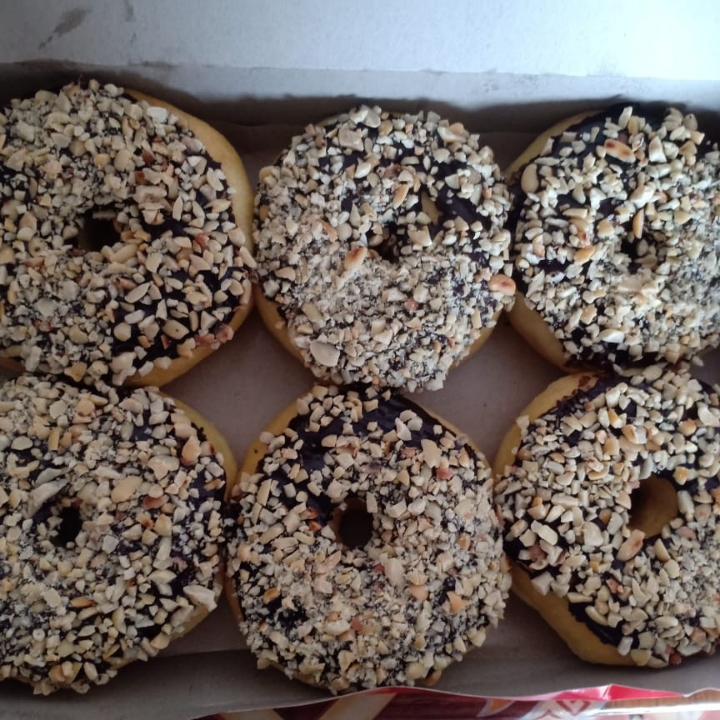 Donat Cokelat Kacang Isi 6 Bh