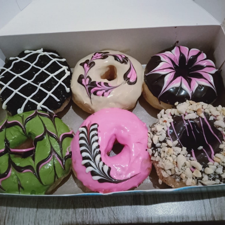 Snack Donat Isi 6 Toping Campur Kotak Istimewa