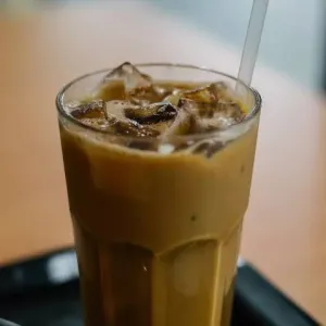 Es Kopi atau Kopi Hangat