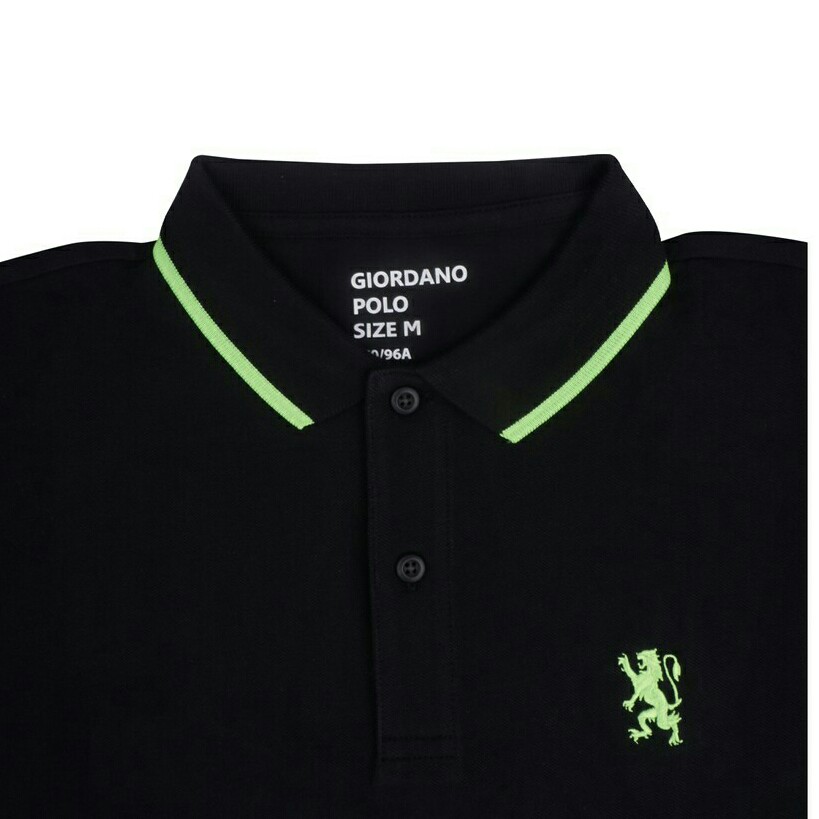 Giordano Men Small Lion Polo Embroidery merupakan polo shirt berbahan 3