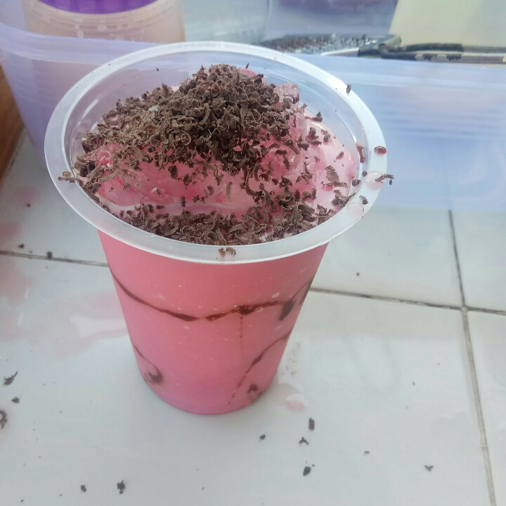 Ice Blend Strowberry Toping Cokelat