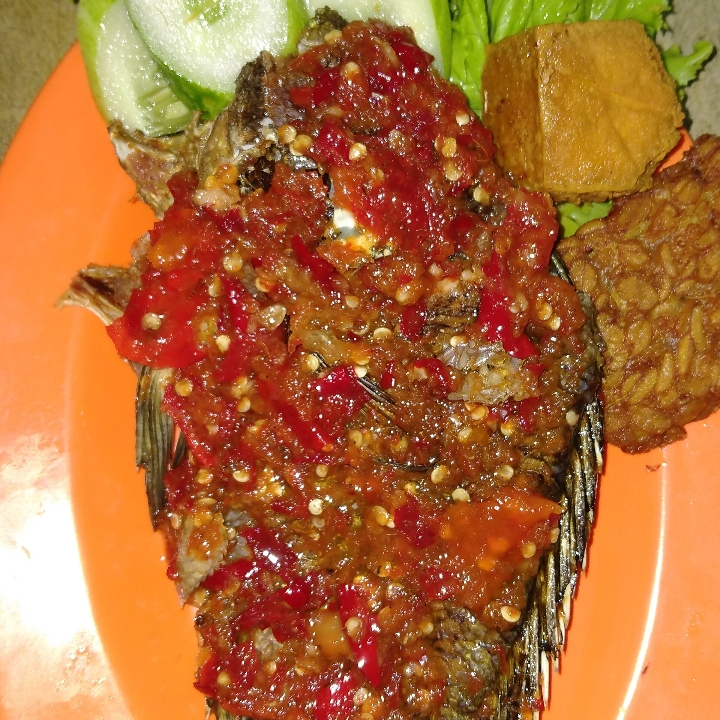 Ikan Nila Penyet L Tahu Tempe Lalapan Sambal