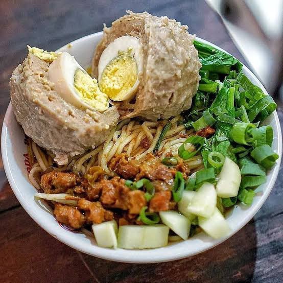 Indomie Ayam Telur Bakso Besar