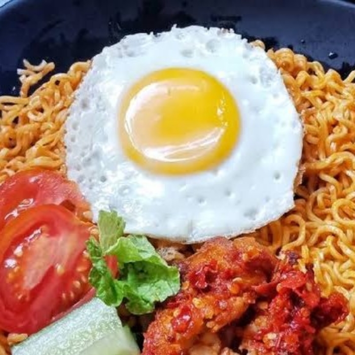 Indomie Goreng Telor Ceplok Ayam Fillet Sambal Geprek