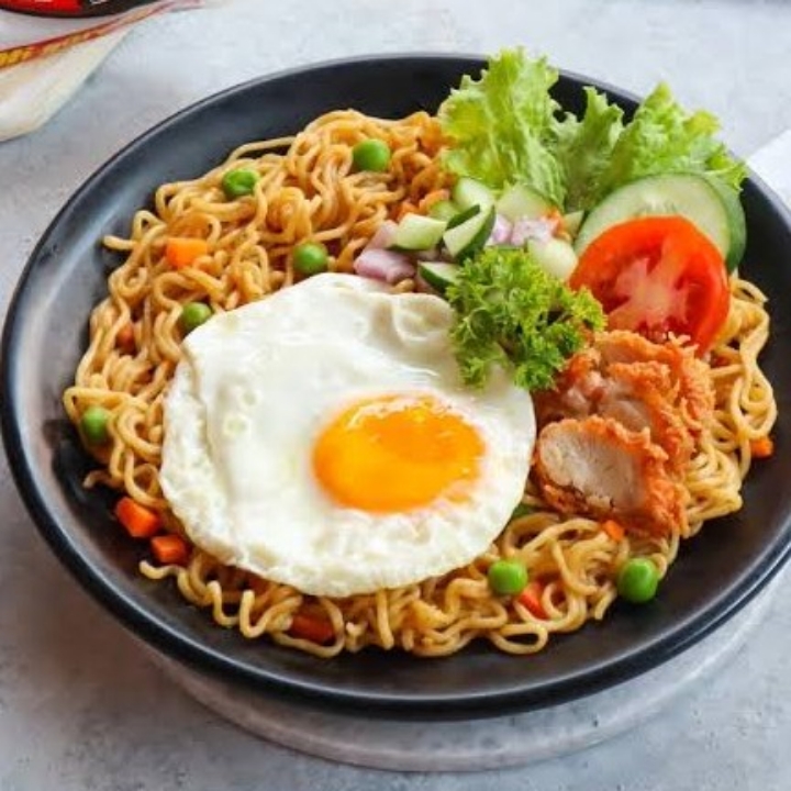 Indomie Goreng Telor Ceplok Ayam Fillet Sambal Matah