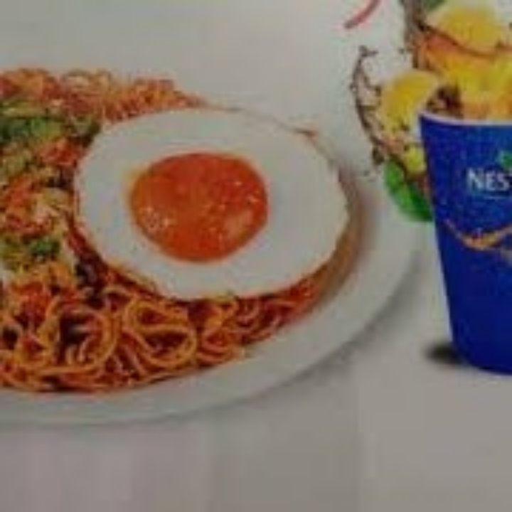 Indomie Goreng Telur Ceplok Ayam Fillet Sambal Geprek Nestea