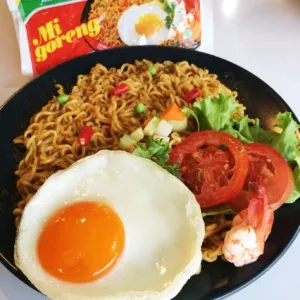 Indomie goreng telur mata sapi nasi  es teh teh anget 