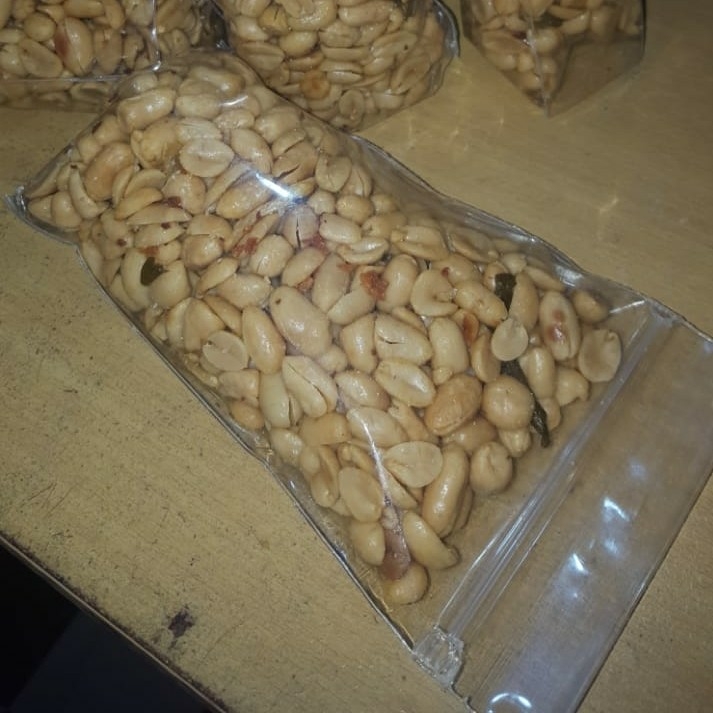 KACANG GORENG KUPAS GURIH