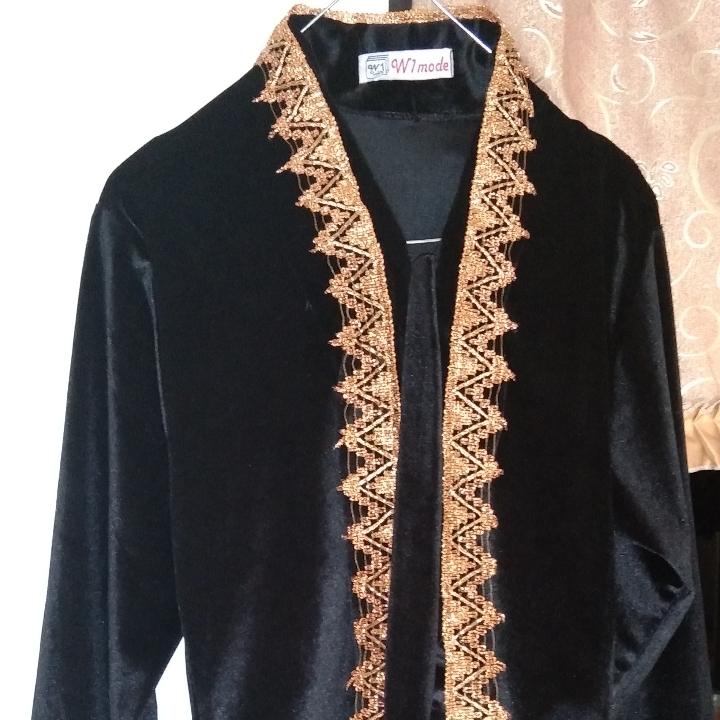 Kebaya Beludru dan Rok Jarik