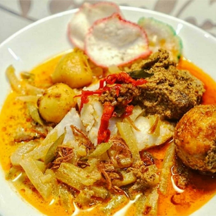 Ketupat Dan Lotong Sayur Telor