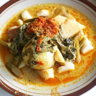 Kupat sayur Telor