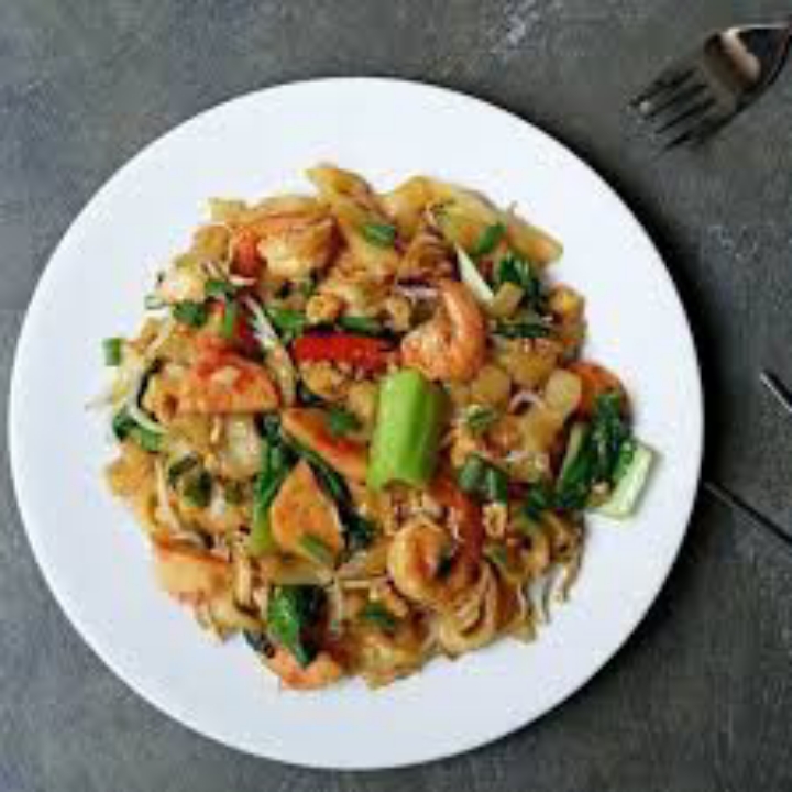 Kwetiaw Goreng Telor Seafood 