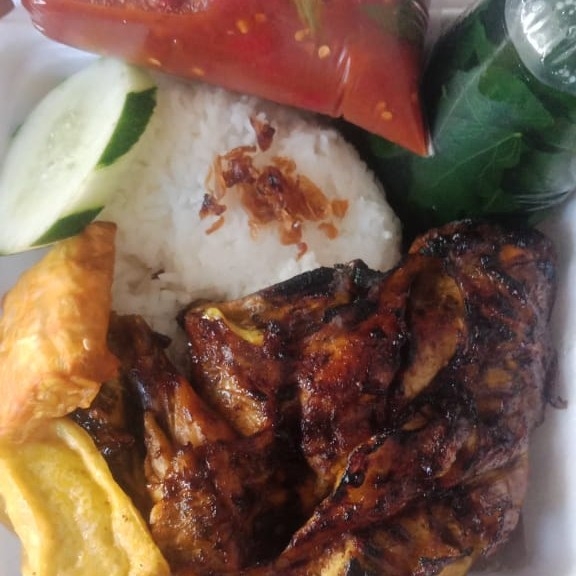 Lalapan Ayam Bakar Jumbo