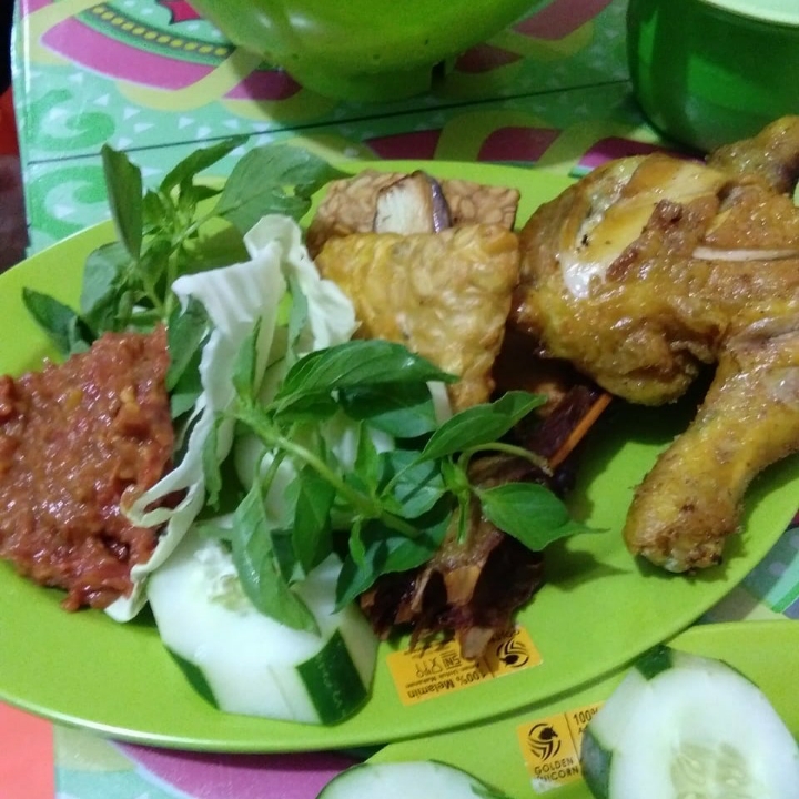 Lalapan Ayam Dan Nasi