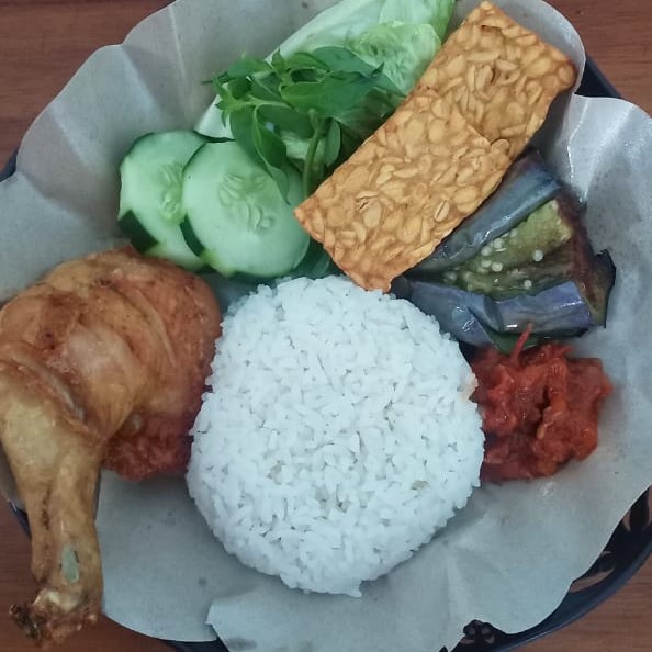 Lalapan Ayam Dan Nasi