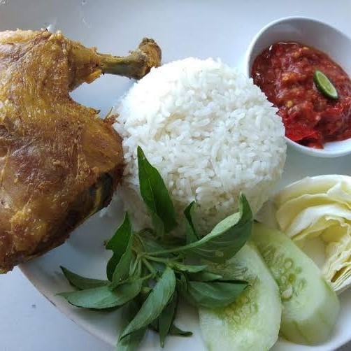 Lalapan Ayam Goreng