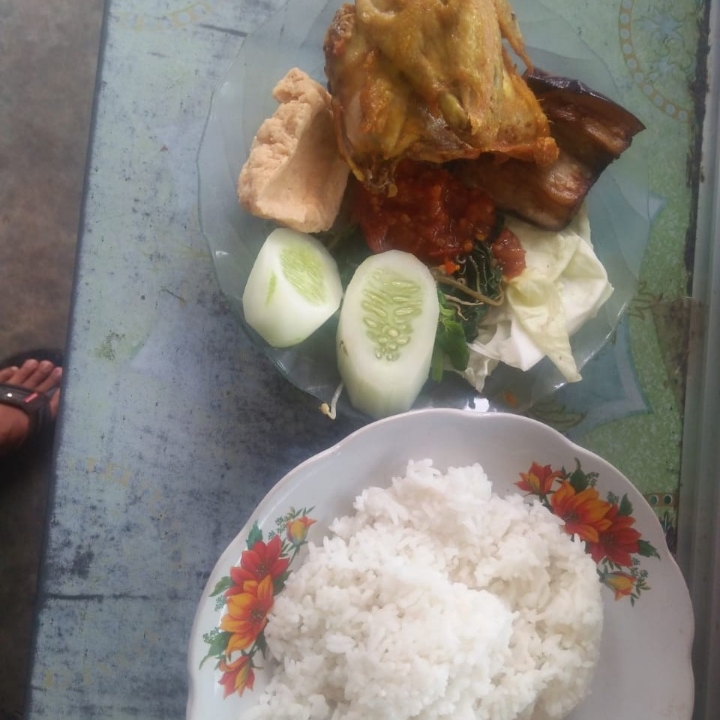 Lalapan Ayam Goreng